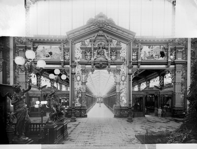 Portiek van stof op de Wereldtentoonstelling van 1889 in Parijs door Adolphe Giraudon